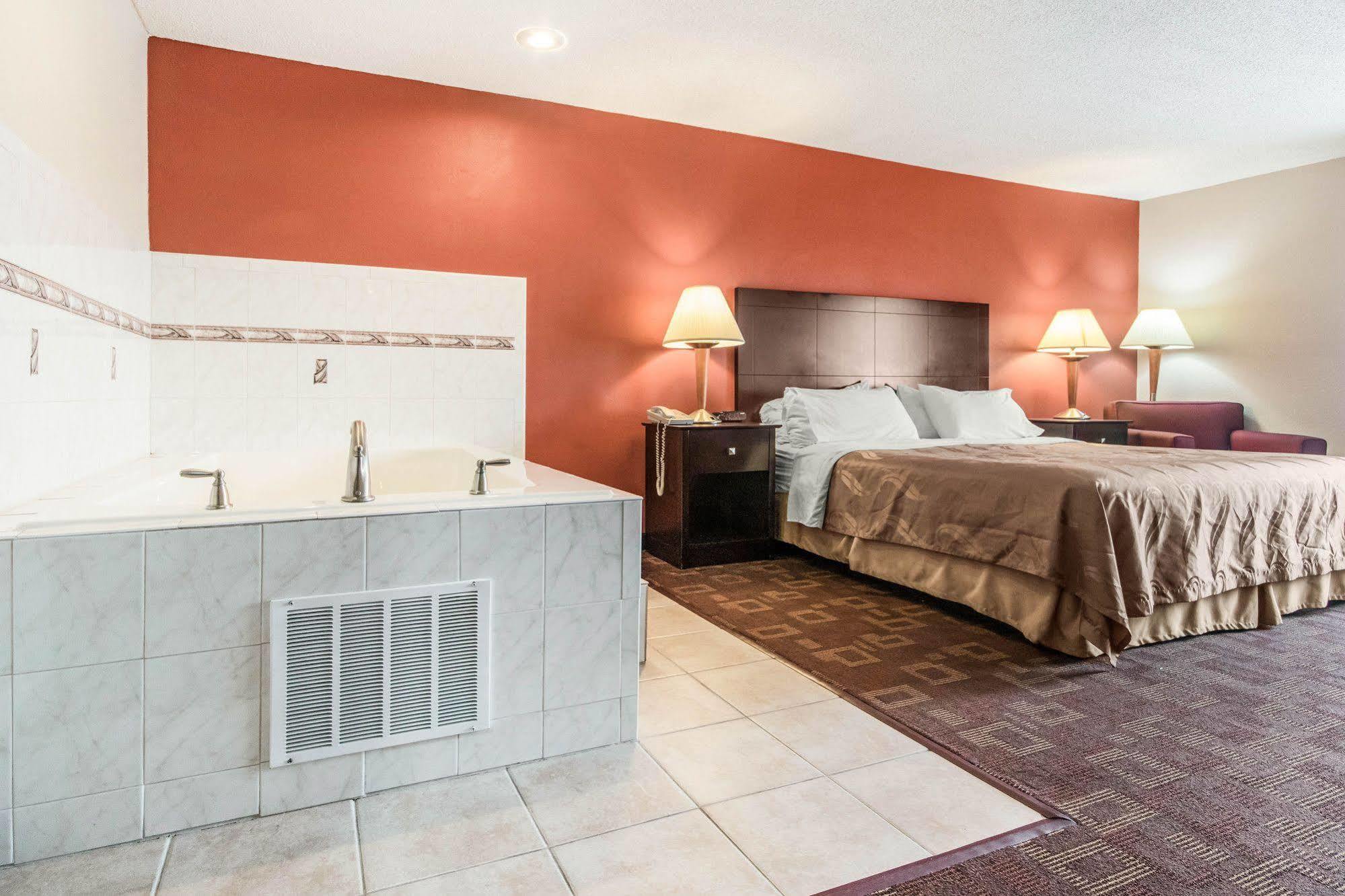 Quality Inn & Suites Lawrenceburg Exteriér fotografie